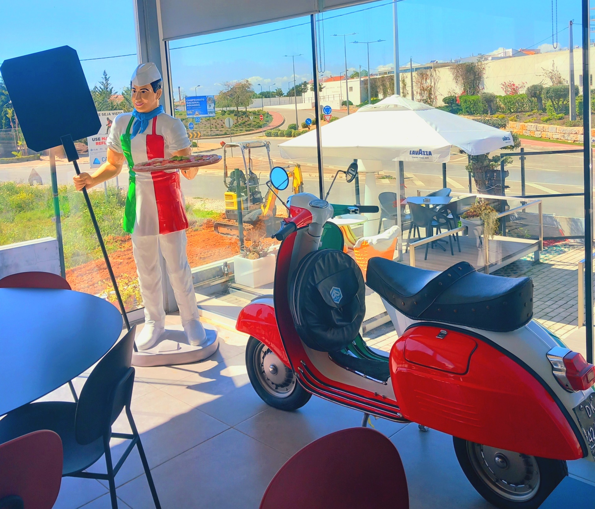 Bulli & Pupe: Italian Flavor in Praia da Rocha 🇮🇹🍕 Bulli & Pupe is a cozy Italian restaurant in Praia da Rocha, Portimão, known for its family-friendly atmosphere. Located in Praia da Rocha, Portimão. 🏖️📍 Specialties: Homemade pizzas, fresh pasta, meat and fish dishes.🍝🥩🐟 Family and cozy atmosphere.🤗🏠 Recommendations: Traditional lasagna and homemade tiramisu.🔥🍰