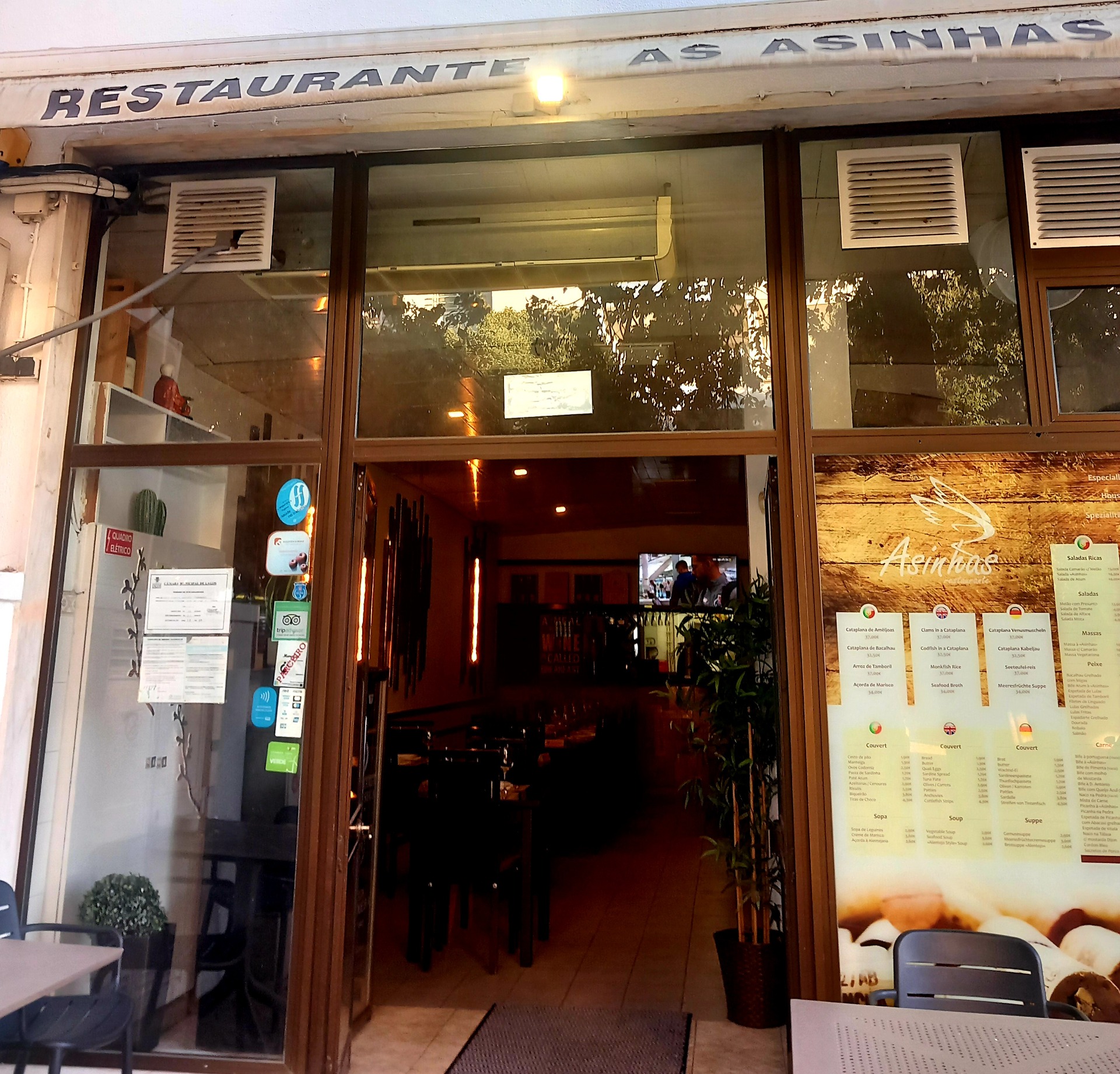 Asinhas (Lagos): Where Traditional Flavors Happen The Asinhas Restaurant in Lagos is a must-stop for those looking for authentic Portuguese cuisine at affordable prices.  Feature Detail Icon Specialty: Delicious and juicy roast chicken. 🍗 Genuine traditional Portuguese cuisine. 🇵🇹 Very inviting prices. 💰 Tip: Arrive early or use the takeout service. 🥡⏰ Promise: A tasty and authentic meal in Lagos. ⭐