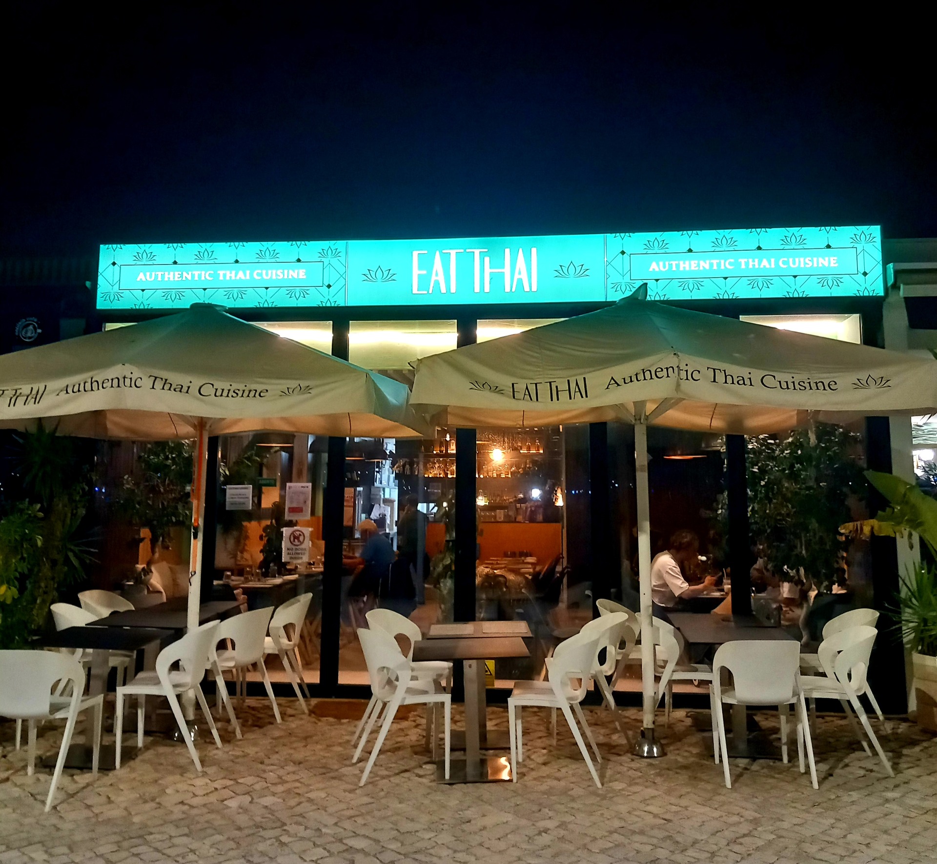 Eat Thai - Lagos: Authentic Flavors 🌶️🥥 Eat Thai in Lagos invites you on a journey of authentic flavors through popular and healthy Thai cuisine. A culinary experience rich in spices, bringing joy to the senses. ✨ Health: Typically very healthy cuisine, with fresh and natural ingredients. 🥗 Key Flavors: Lemongrass and Kaffir Lime (refreshing aromas). 🌿🍋 Key Flavors: Red pepper (pungent flavor) and creamy coconut milk with fresh basil.🌶️🥥