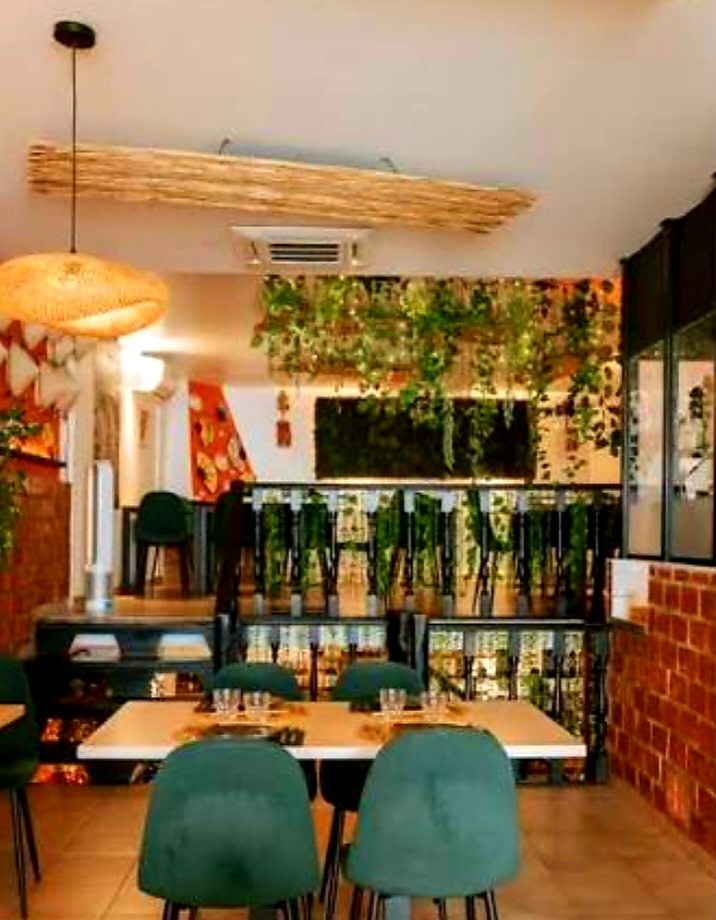 Gorilla Lagos é o seu destino no Algarve para uma viagem gastronómica que une o melhor das cozinhas asiáticas. Aqui encontra um menu de fusão que combina a elegância japonesa, os sabores intensos da Tailândia e o toque moderno da cozinha de autor. Cozinha Fusão Asiática 🇰🇷🇯🇵🇹🇭 🥢 Pratos Famosos Pad Thai, Caril Verde, Bao Buns 🍚🌶️ Opções Oferece pratos veganos e vegetarianos. 🌿 Localização Travessa dos Tanoeiros, no centro de Lagos. 📍 Dica Recomendado fazer reserva, especialmente à noite.