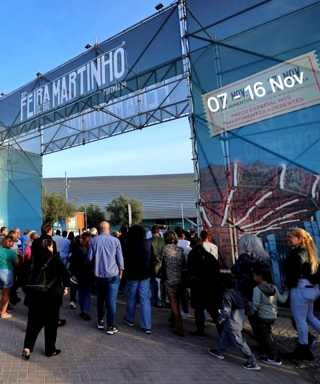 The São Martinho Fair in Portimão in 2025 will take place from November 7th to 16th. The 362nd edition of the event will be held at the Exhibition and Fair Park, featuring traditional amusements, food, and crafts. Dates: November 7th to 16th, 2025. Location: Portimão Exhibition and Fair Park. Attractions: The fair will include traditional roasted chestnuts, sweet potatoes, figs, walnuts, fritters, and bread with chorizo, as well as amusements such as bumper cars and carousels.