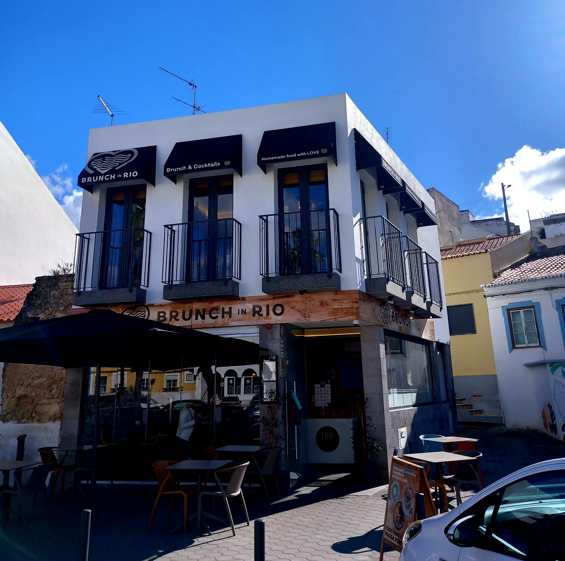 Nothing says "perfect morning" like brunch overlooking the Arade River. 🥂✨ Brunch in Rio, in Ferragudo, is a must-stop for anyone who loves fluffy pancakes, perfectly cooked eggs, and that soul-awakening coffee. All this with the river breeze and the charm of this typical village.